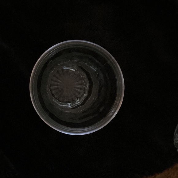 Vase of heavy pressed glass with sunburst bottom creating button look effect - Picture 4 of 4